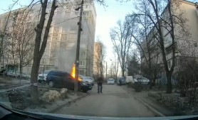 Un automobil s-a aprins ca o torță în curtea unui bloc de locuit din centrul capitalei